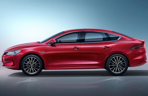 400-600KM Compact Byd Qin Plus Ev 4 ประตู 5 ที่นั่งประสิทธิภาพสูง