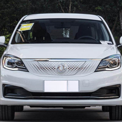 400KM Dongfeng Fengshen E70 รถยนต์ไฟฟ้าขนาดเล็ก 4 ประตู 5 ที่นั่ง