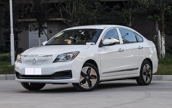 400KM Dongfeng Fengshen E70 รถยนต์ไฟฟ้าขนาดเล็ก 4 ประตู 5 ที่นั่ง