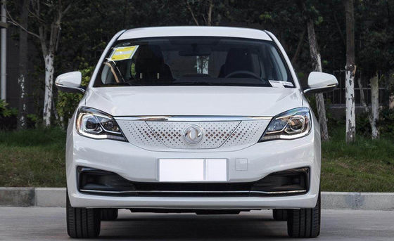 400KM Dongfeng Fengshen E70 รถยนต์ไฟฟ้าขนาดเล็ก 4 ประตู 5 ที่นั่ง