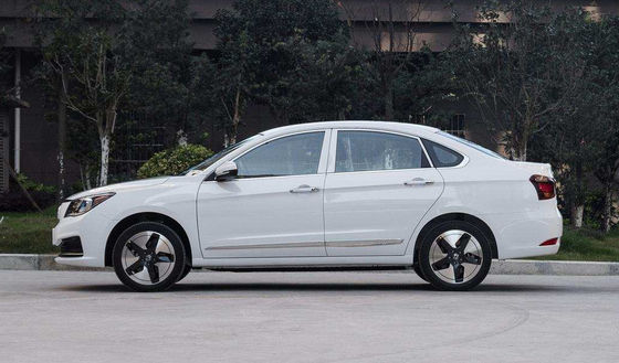 400KM Dongfeng Fengshen E70 รถยนต์ไฟฟ้าขนาดเล็ก 4 ประตู 5 ที่นั่ง