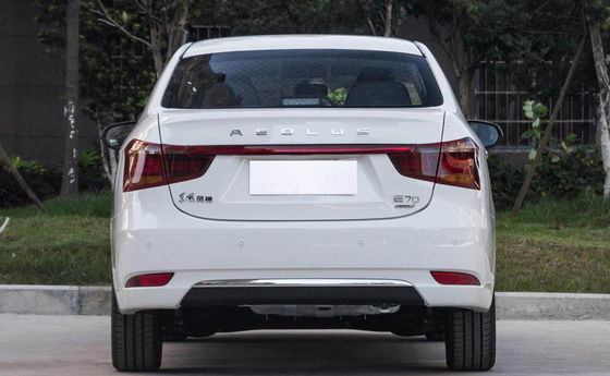 400KM Dongfeng Fengshen E70 รถยนต์ไฟฟ้าขนาดเล็ก 4 ประตู 5 ที่นั่ง
