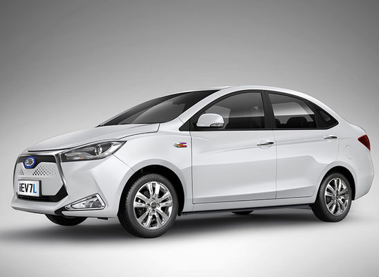 4 ประตู 5 ที่นั่ง JAC รถยนต์ไฟฟ้า 320KM JAC IEV7L รถ Ev ขนาดเล็ก
