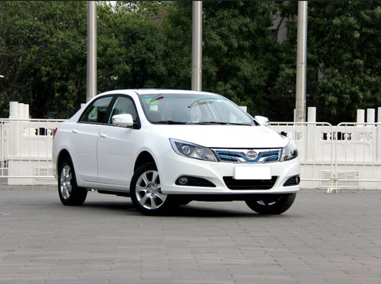 305KM 400KM BYD E5 EV ไฟฟ้าล้วนประสิทธิภาพสูง 4 ประตู 5 ที่นั่ง