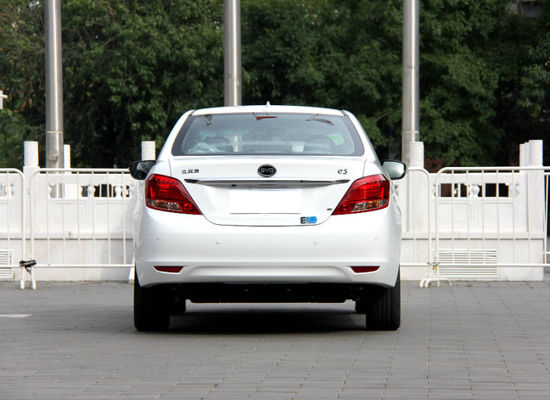305KM 400KM BYD E5 EV ไฟฟ้าล้วนประสิทธิภาพสูง 4 ประตู 5 ที่นั่ง