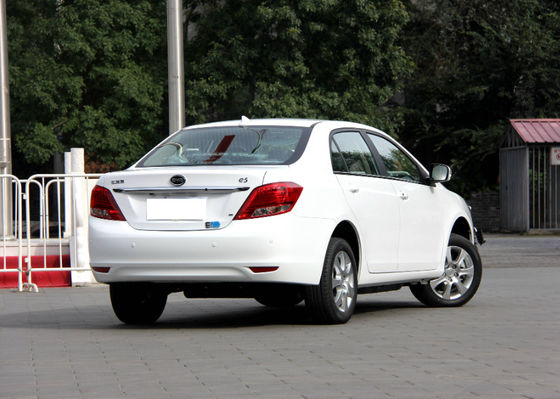 305KM 400KM BYD E5 EV ไฟฟ้าล้วนประสิทธิภาพสูง 4 ประตู 5 ที่นั่ง
