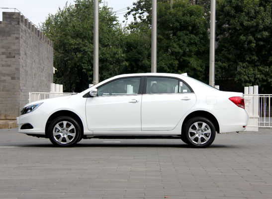 305KM 400KM BYD E5 EV ไฟฟ้าล้วนประสิทธิภาพสูง 4 ประตู 5 ที่นั่ง
