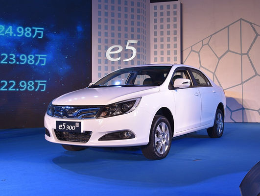 305KM 400KM BYD E5 EV ไฟฟ้าล้วนประสิทธิภาพสูง 4 ประตู 5 ที่นั่ง