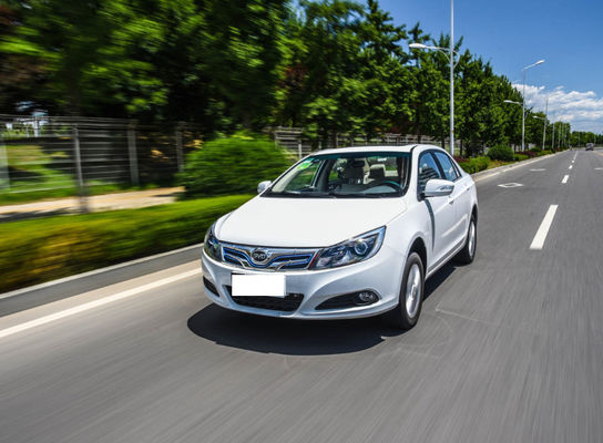 305KM 400KM BYD E5 EV ไฟฟ้าล้วนประสิทธิภาพสูง 4 ประตู 5 ที่นั่ง