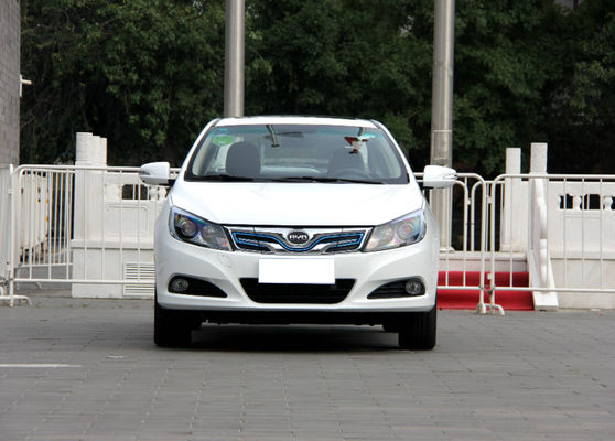 305KM 400KM BYD E5 EV ไฟฟ้าล้วนประสิทธิภาพสูง 4 ประตู 5 ที่นั่ง