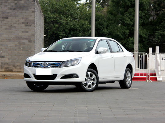 305KM 400KM BYD E5 EV ไฟฟ้าล้วนประสิทธิภาพสูง 4 ประตู 5 ที่นั่ง