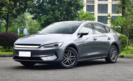 400-600KM Compact Byd Qin Plus Ev 4 ประตู 5 ที่นั่งประสิทธิภาพสูง