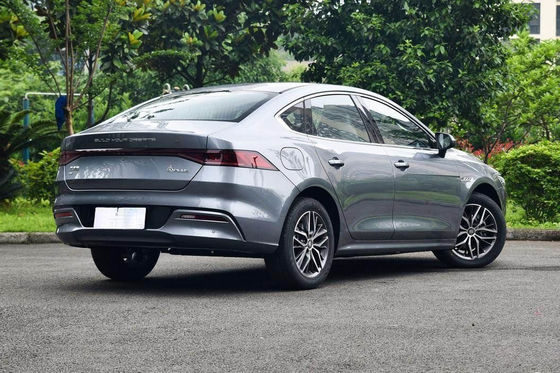 400-600KM Compact Byd Qin Plus Ev 4 ประตู 5 ที่นั่งประสิทธิภาพสูง