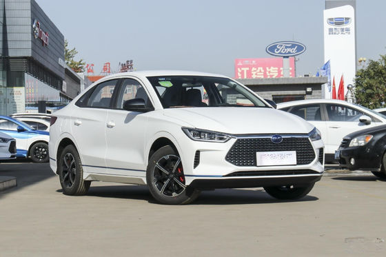 E3 Byd Sedan รถยนต์ไฟฟ้ามาตรฐานอย่างเป็นทางการ 401KM 4 ประตู 5 ที่นั่ง