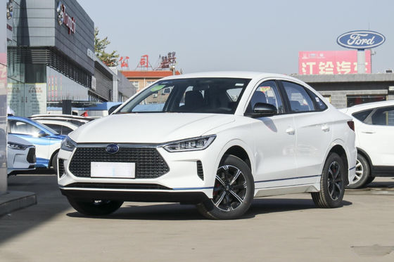 E3 Byd Sedan รถยนต์ไฟฟ้ามาตรฐานอย่างเป็นทางการ 401KM 4 ประตู 5 ที่นั่ง