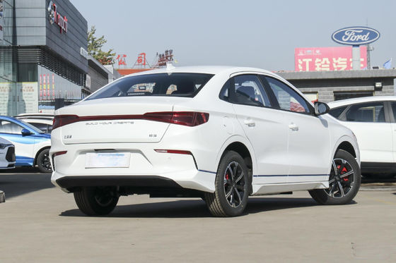 E3 Byd Sedan รถยนต์ไฟฟ้ามาตรฐานอย่างเป็นทางการ 401KM 4 ประตู 5 ที่นั่ง