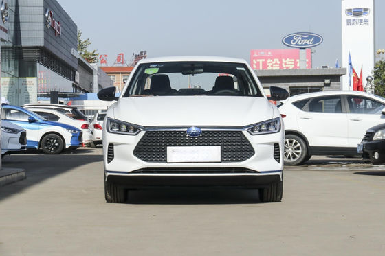 E3 Byd Sedan รถยนต์ไฟฟ้ามาตรฐานอย่างเป็นทางการ 401KM 4 ประตู 5 ที่นั่ง