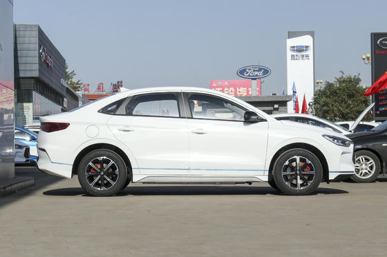 E3 Byd Sedan รถยนต์ไฟฟ้ามาตรฐานอย่างเป็นทางการ 401KM 4 ประตู 5 ที่นั่ง