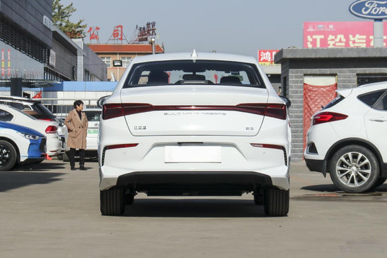 E3 Byd Sedan รถยนต์ไฟฟ้ามาตรฐานอย่างเป็นทางการ 401KM 4 ประตู 5 ที่นั่ง